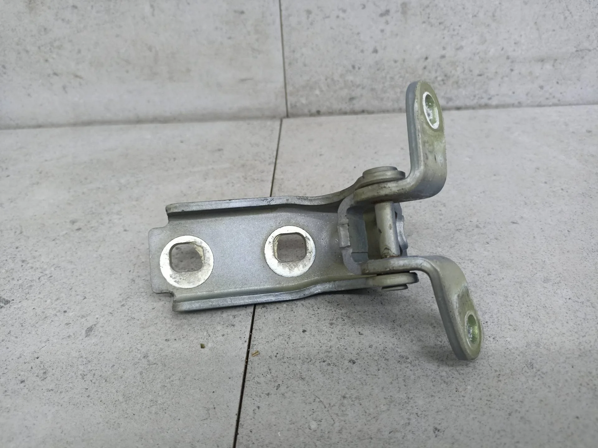 Петля двери передней правой Chevrolet Cruze 2010