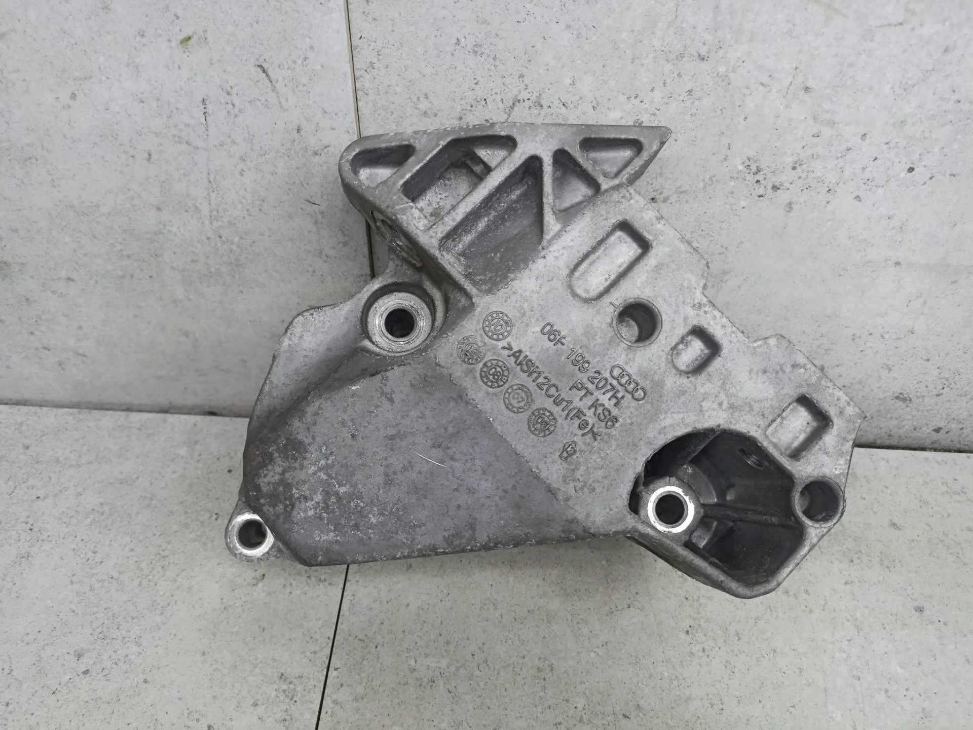 Кронштейн двигателя правый Volkswagen Golf 6 2011