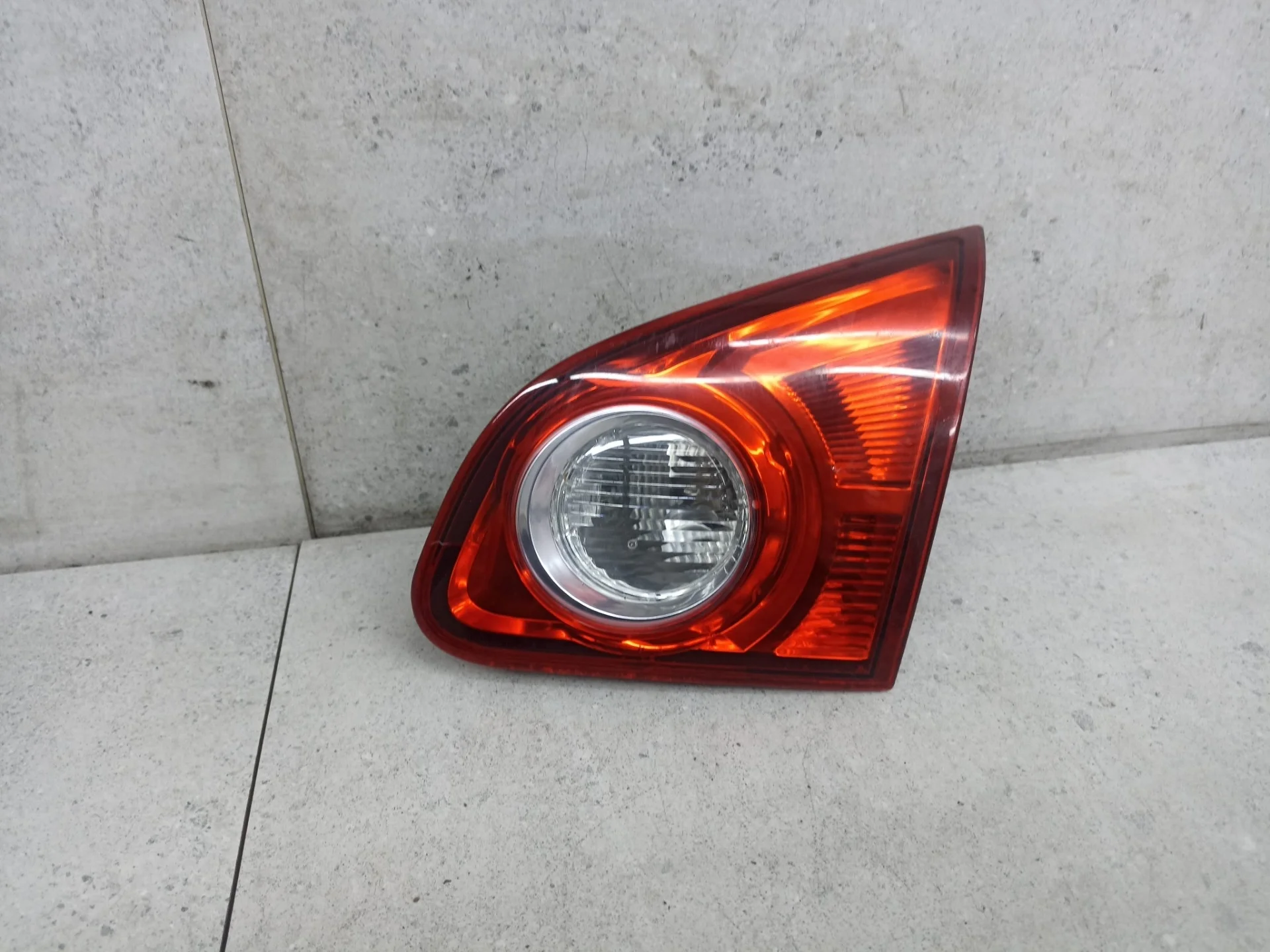 Фонарь крышки багажника правый Nissan Qashqai J10