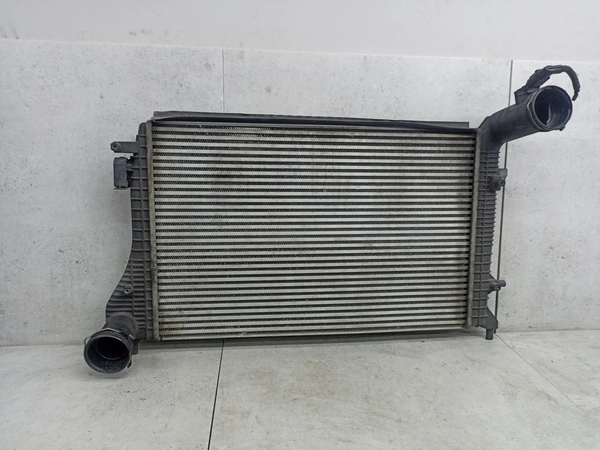 Интеркулер Volkswagen Caddy 3 2008 1K0145803H