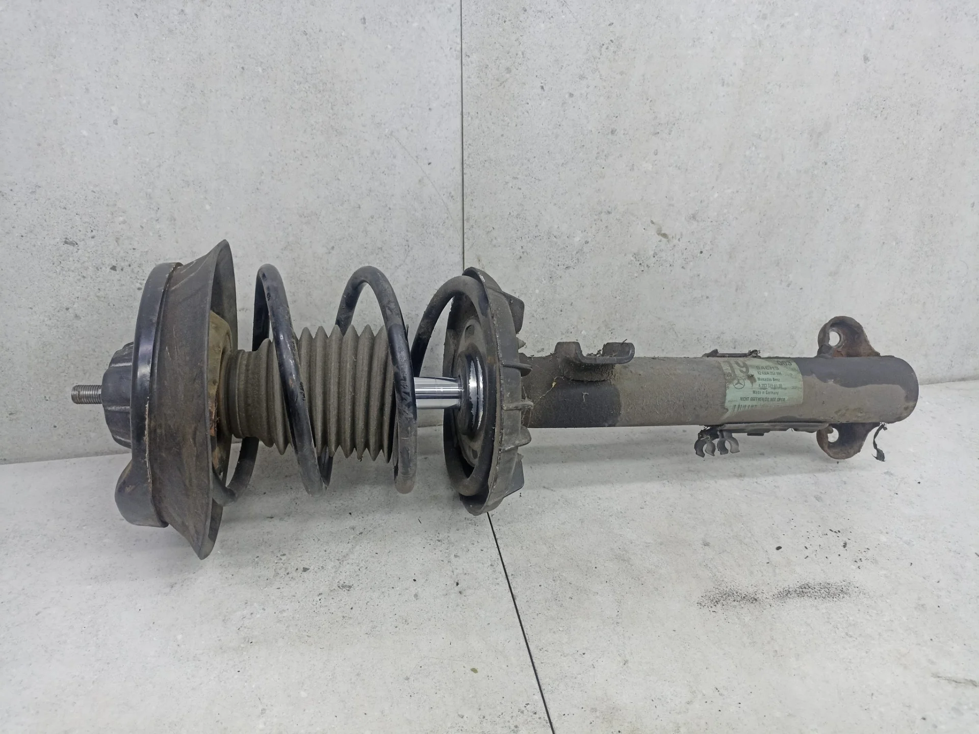 Амортизатор передний Mercedes-Benz C W203 2004