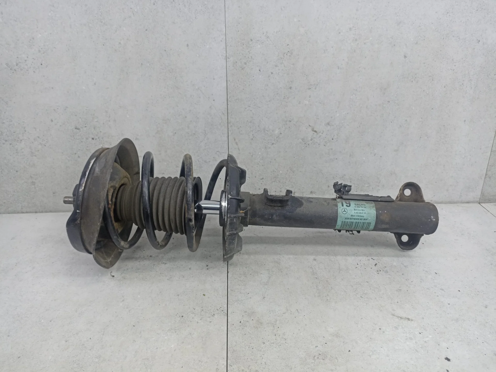 Амортизатор передний Mercedes-Benz C W203 2004