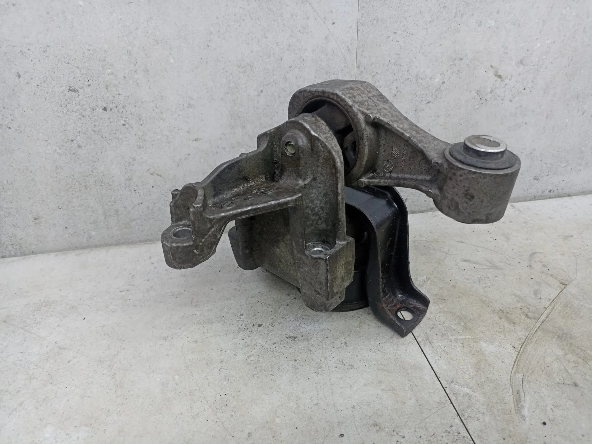 Подушка крепления двигателя передняя правая Nissan