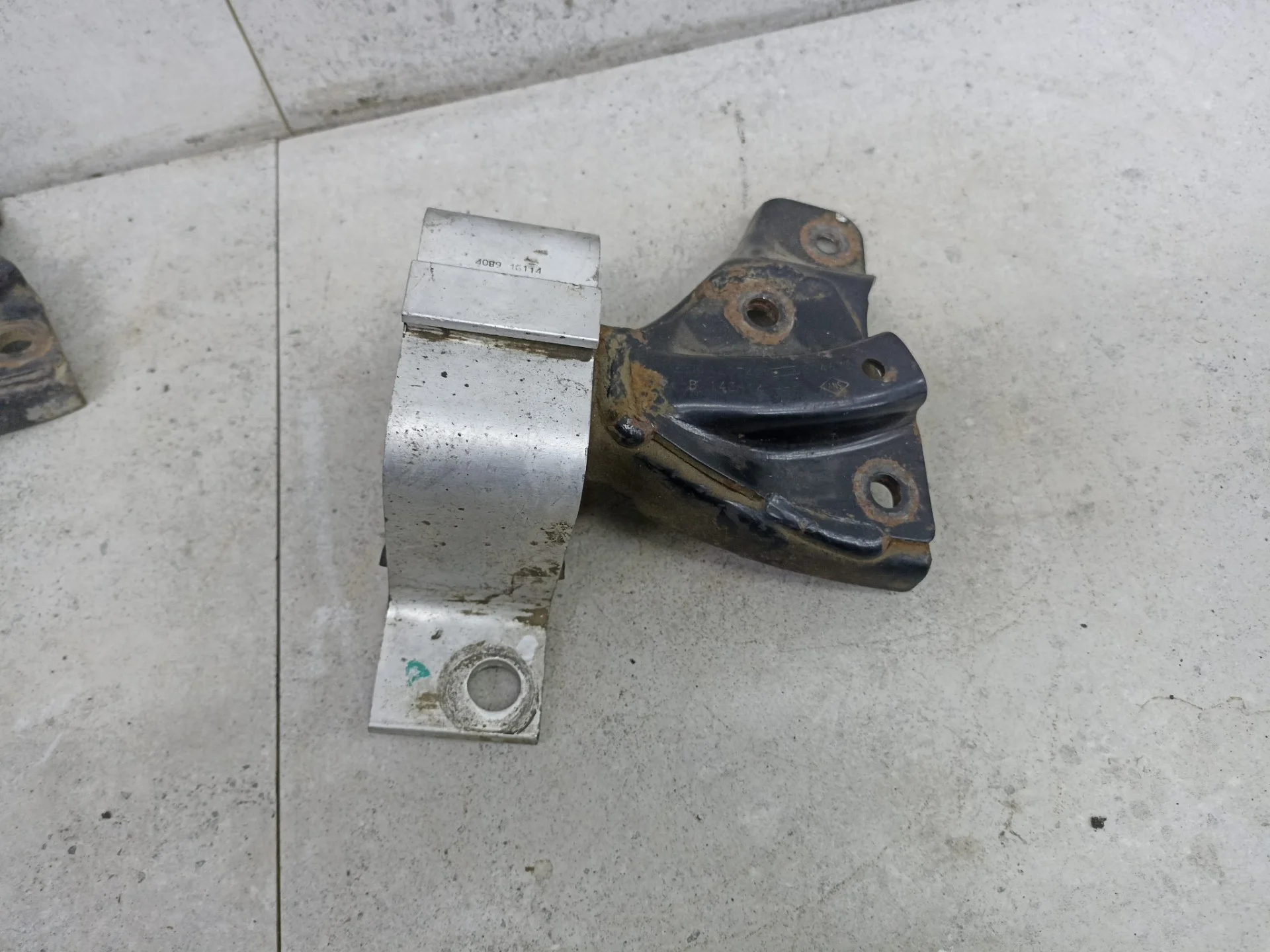 Подушка крепления двигателя передняя правая