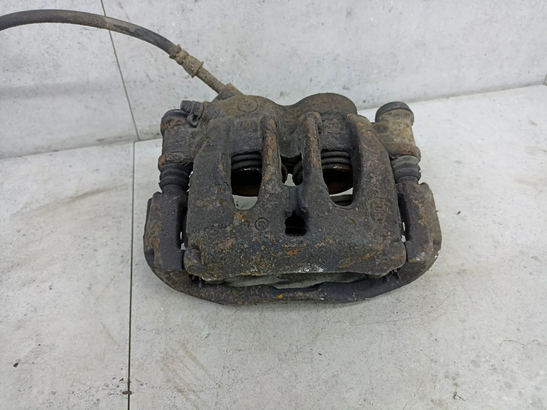 Суппорт тормозной передний левый Mercedes-Benz