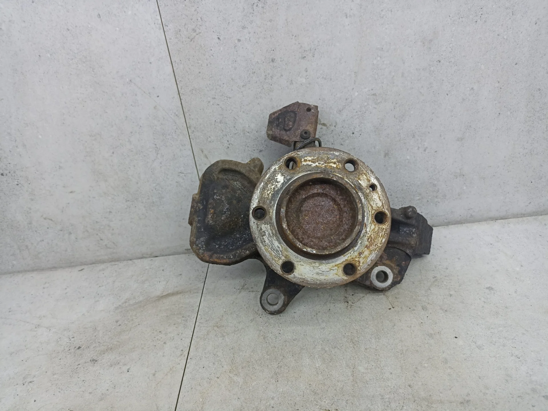 Кулак передний левый Mercedes-Benz Sprinter