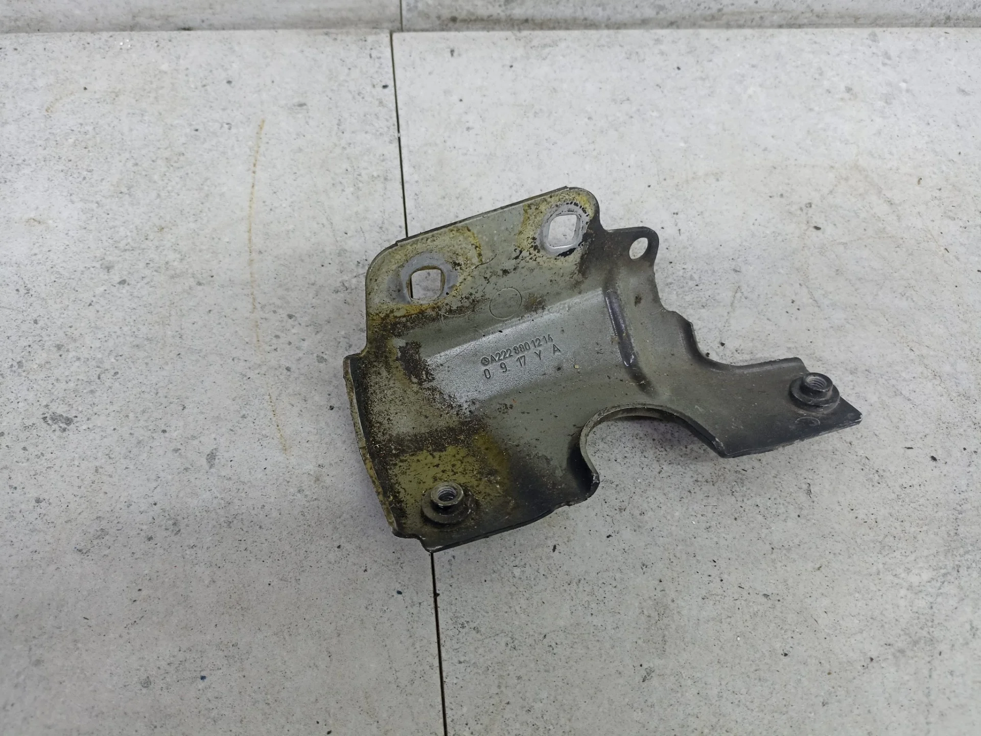 Кронштейн крыла передний правый Mercedes-Benz S