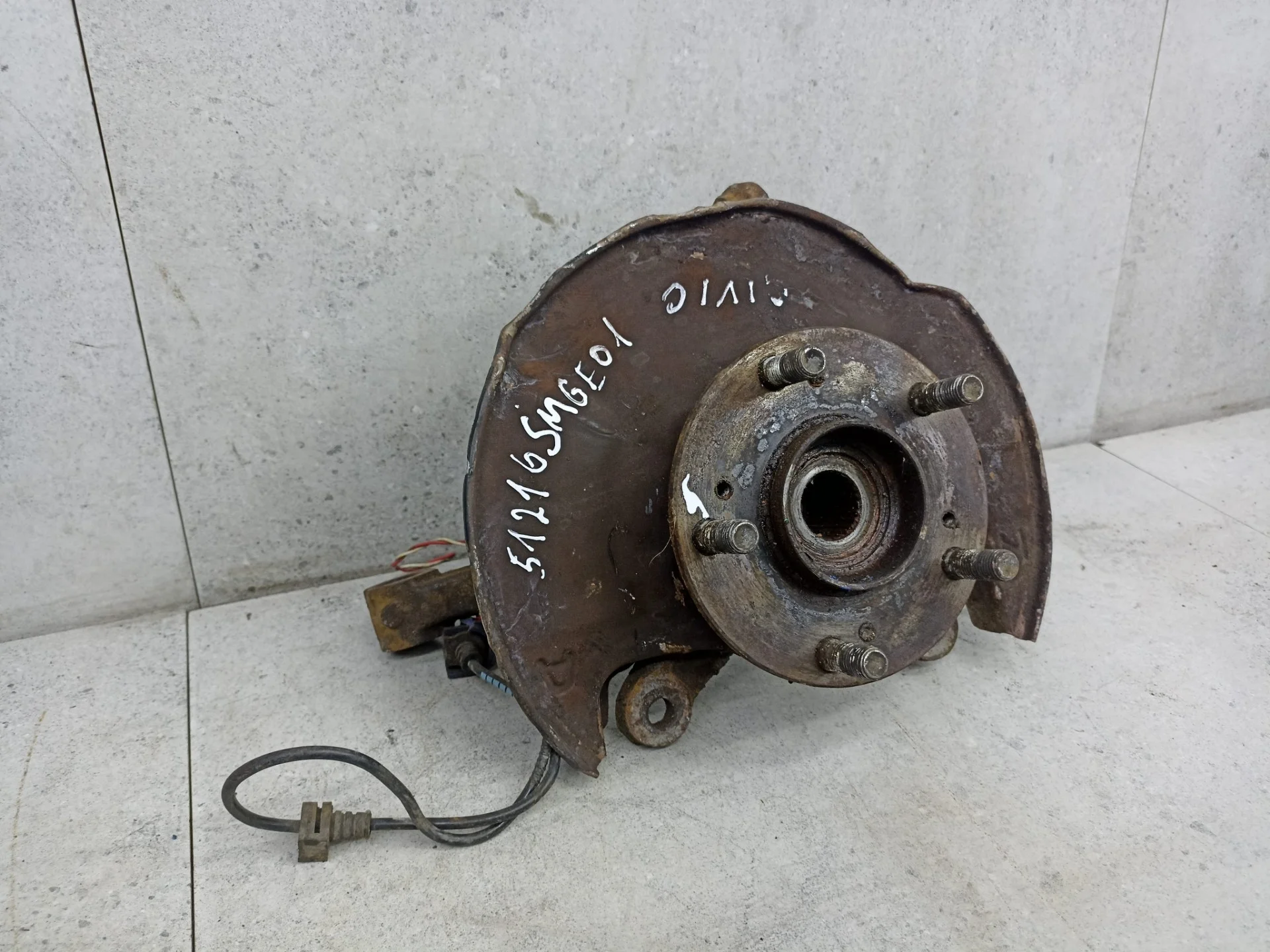 Кулак передний левый Honda Civic 8 2007