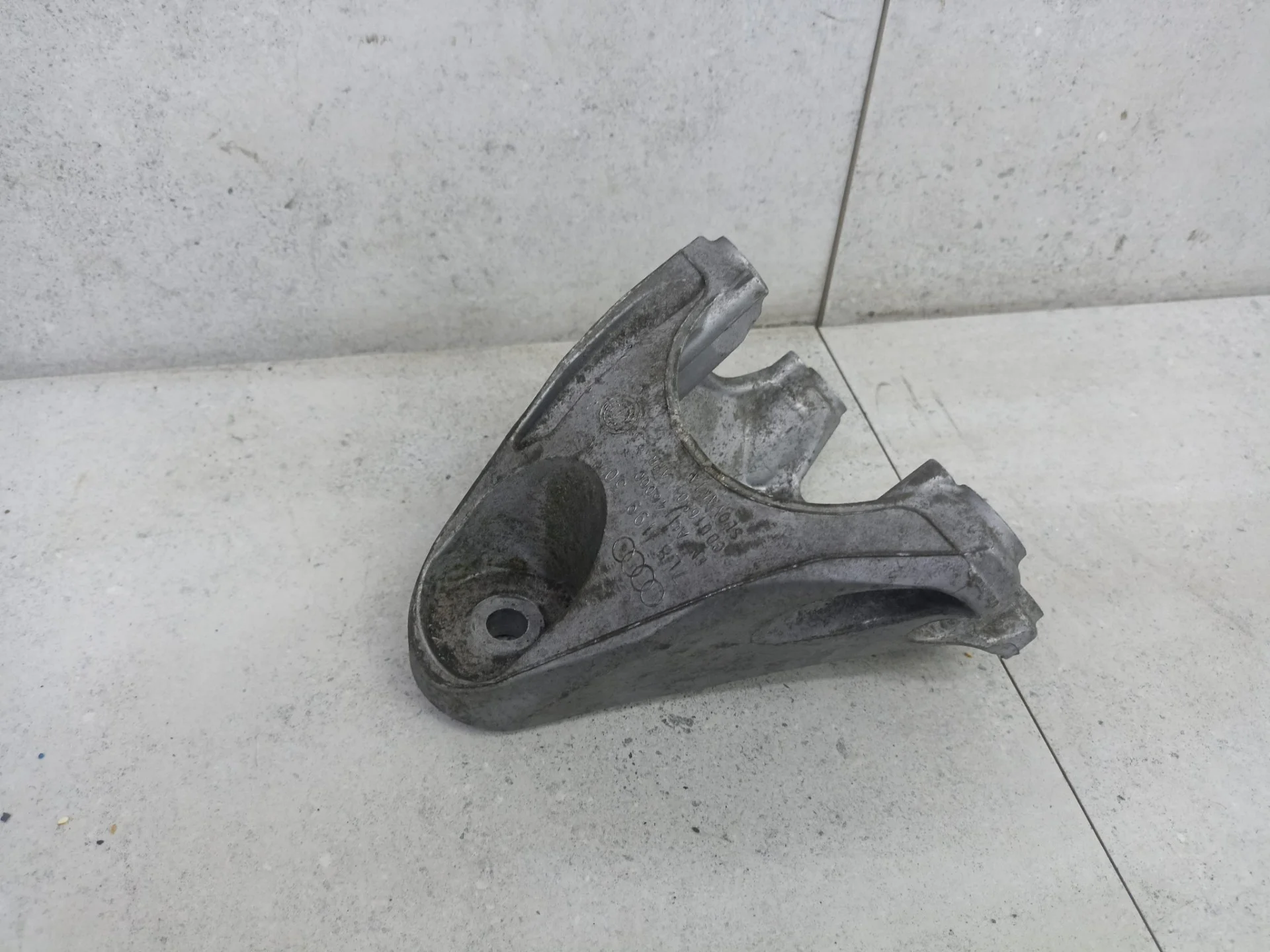 Кронштейн двигателя левый Volkswagen Touareg 2