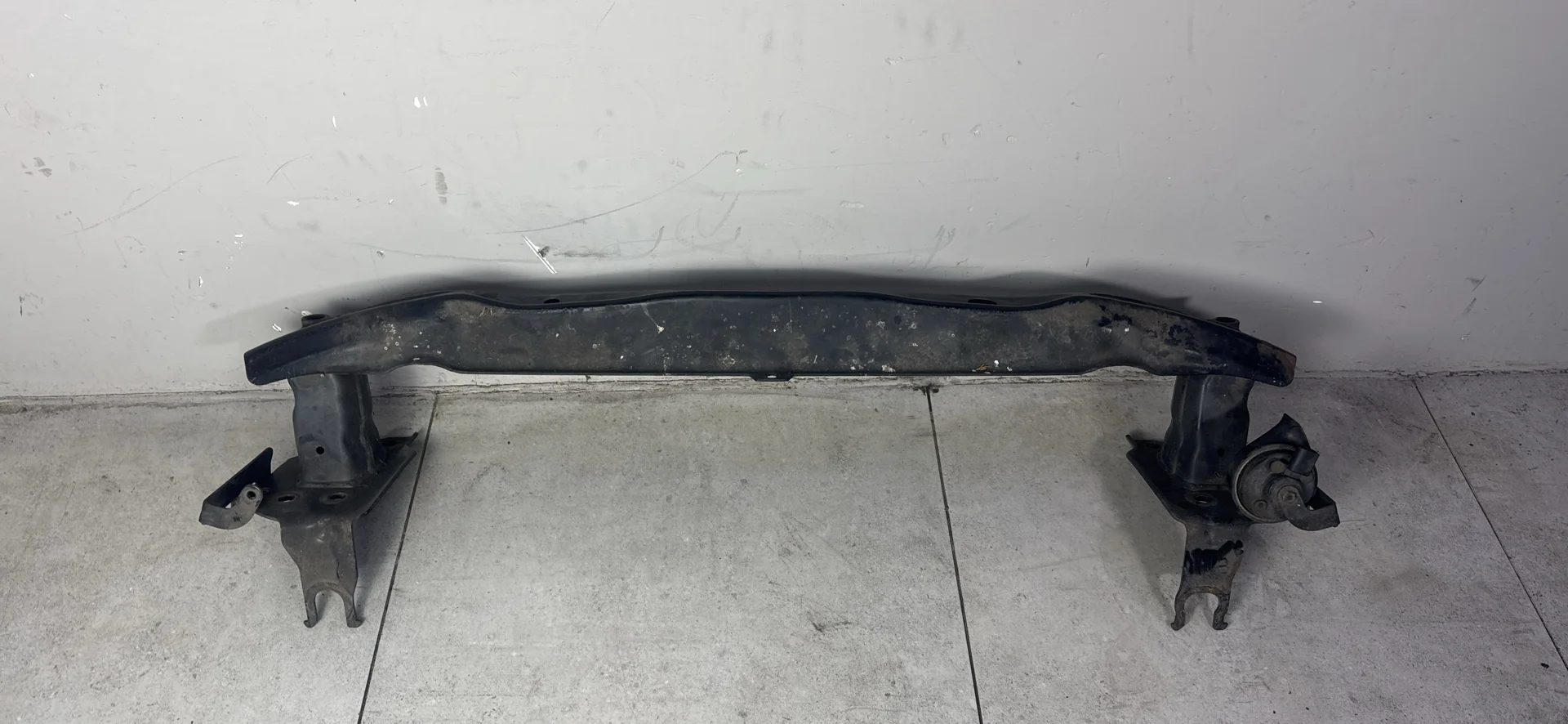 Усилитель переднего бампера Volkswagen Touareg