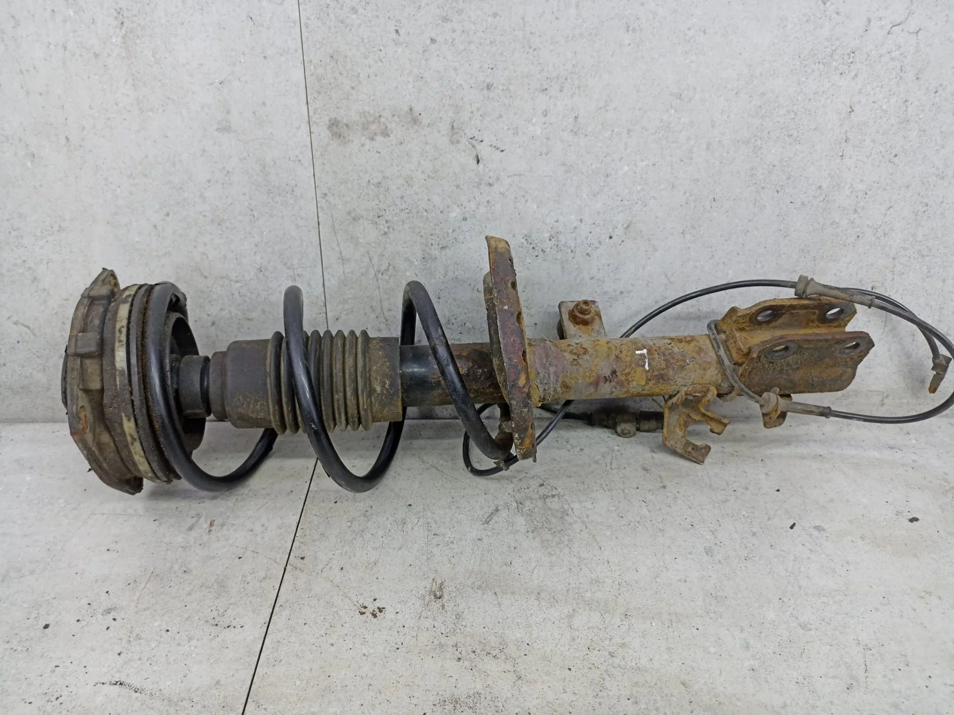 Амортизатор передний левый Nissan Note E11 2007