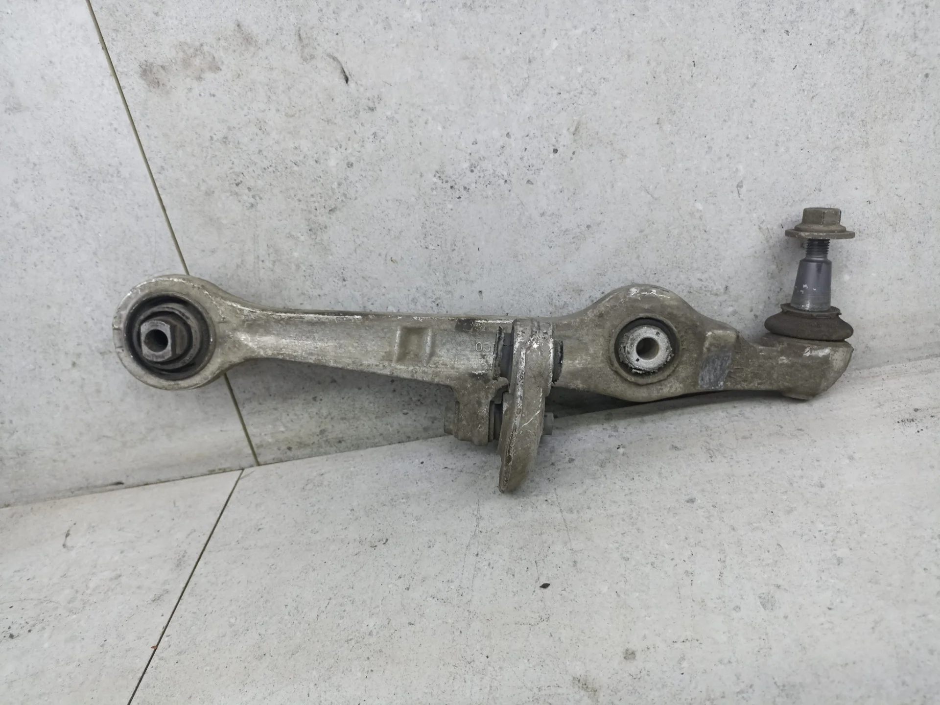 Рычаг передний нижний Audi A4 B7 2007 4D0411317K