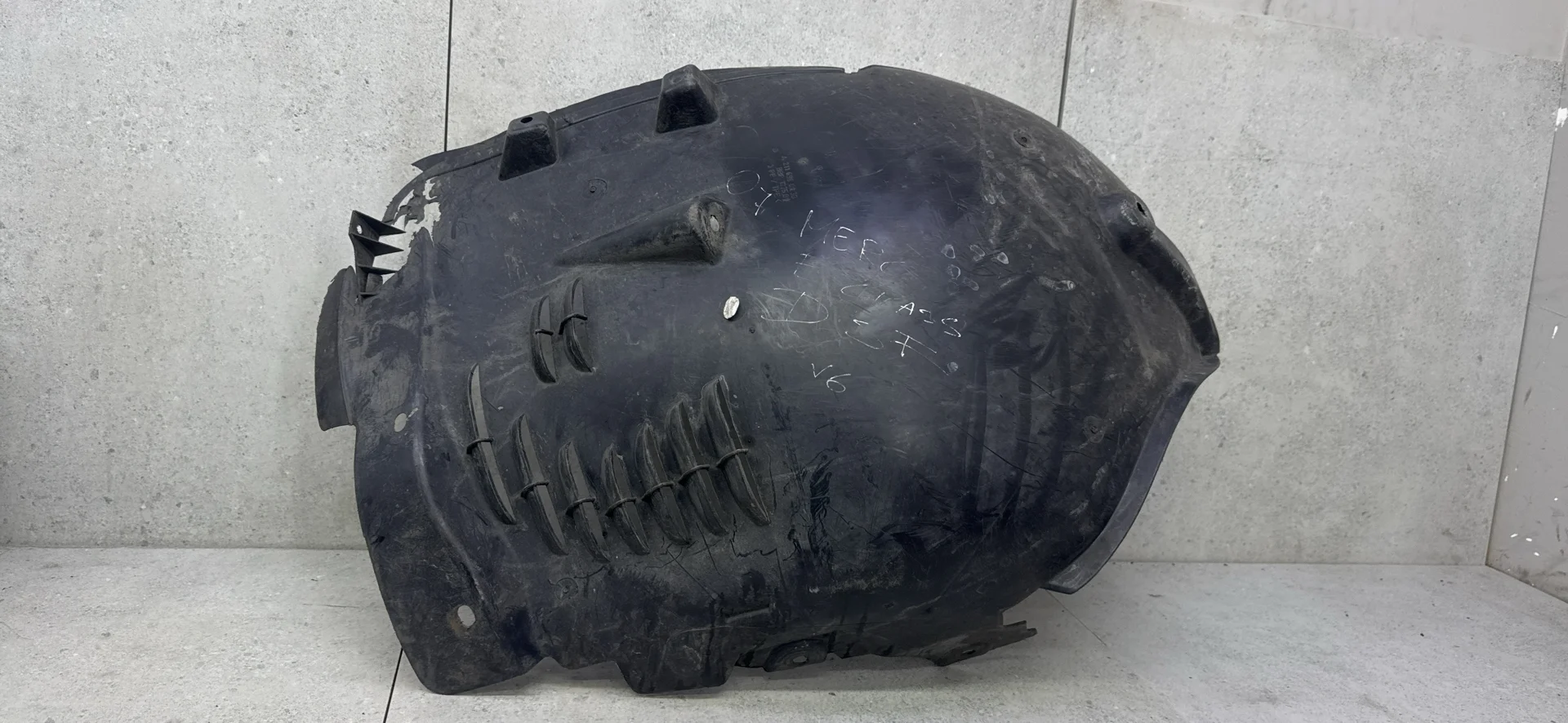 Подкрылок передний правый Mercedes-Benz E W211