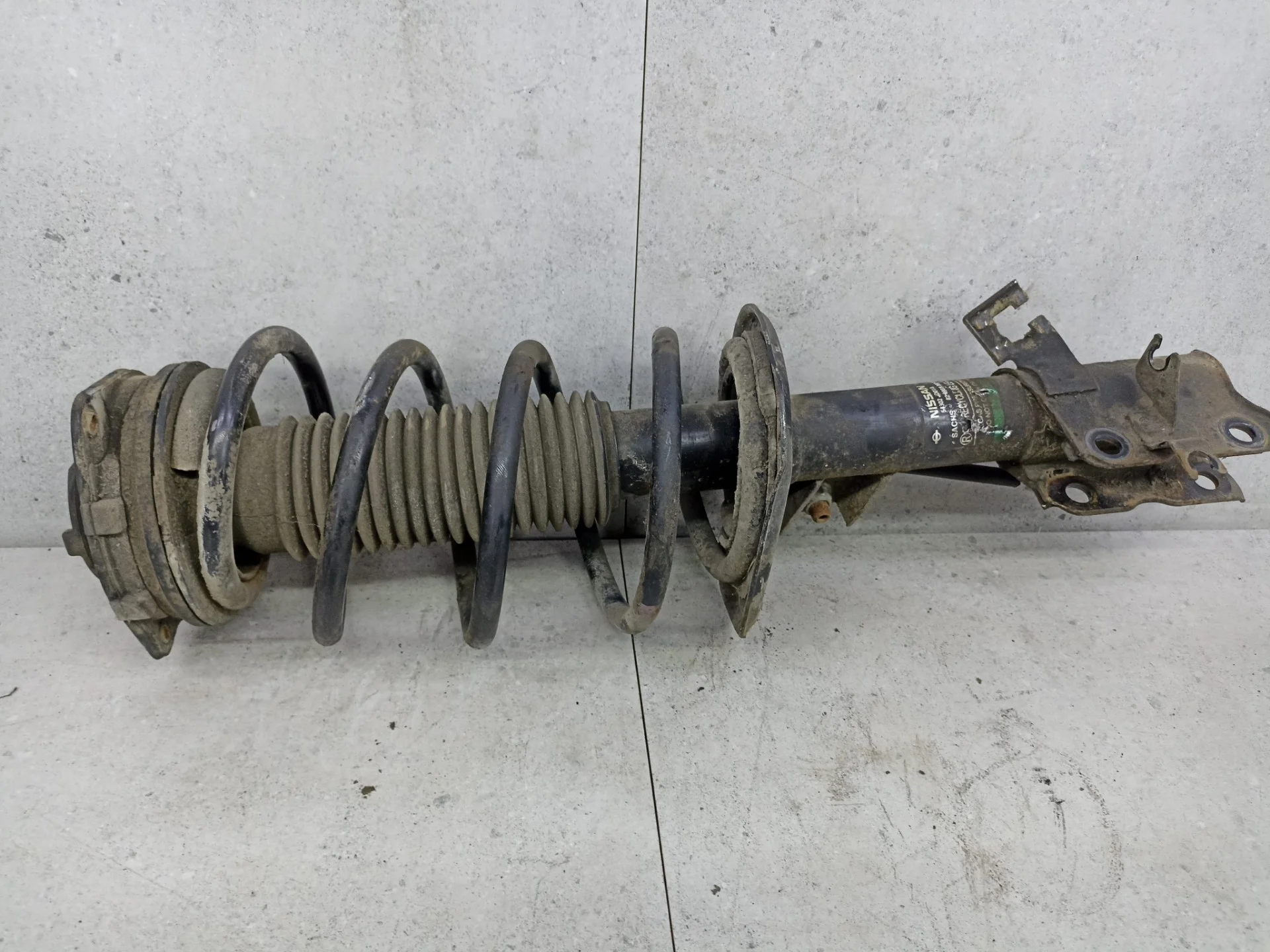 Амортизатор передний правый Nissan X-Trail T31