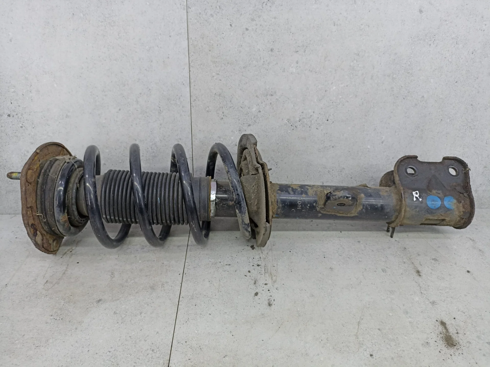 Амортизатор передний правый Kia Sorento 2 2010