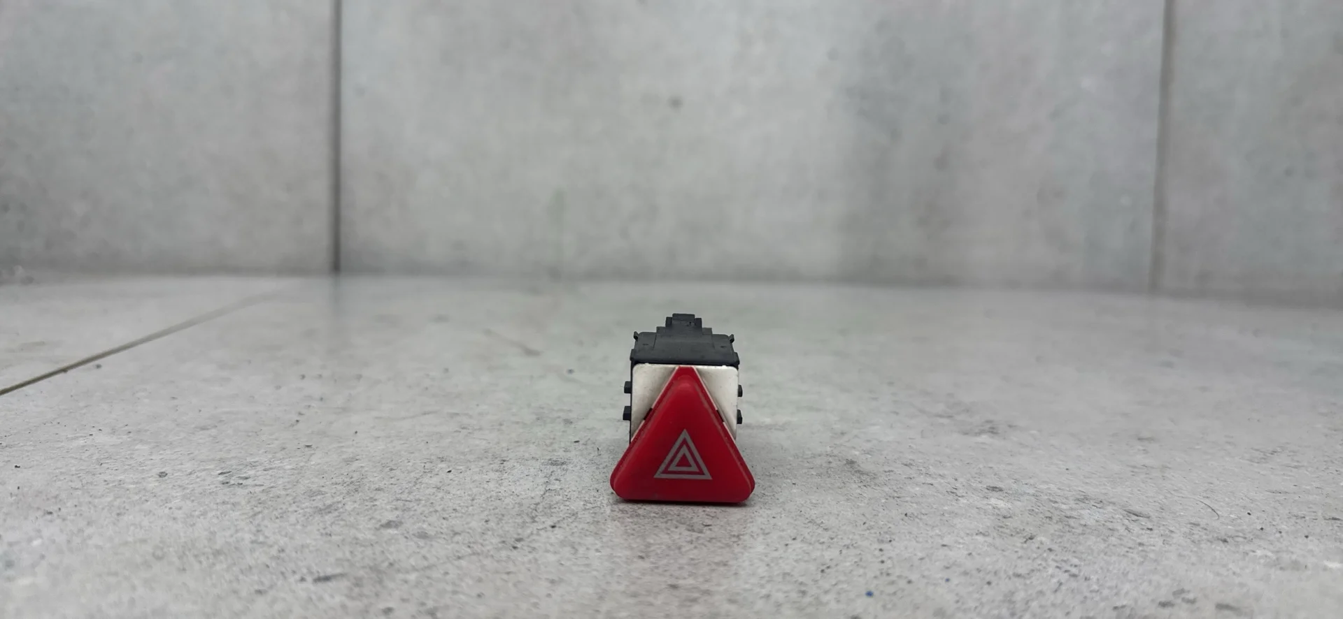 Кнопка аварийной сигнализации Volkswagen T5