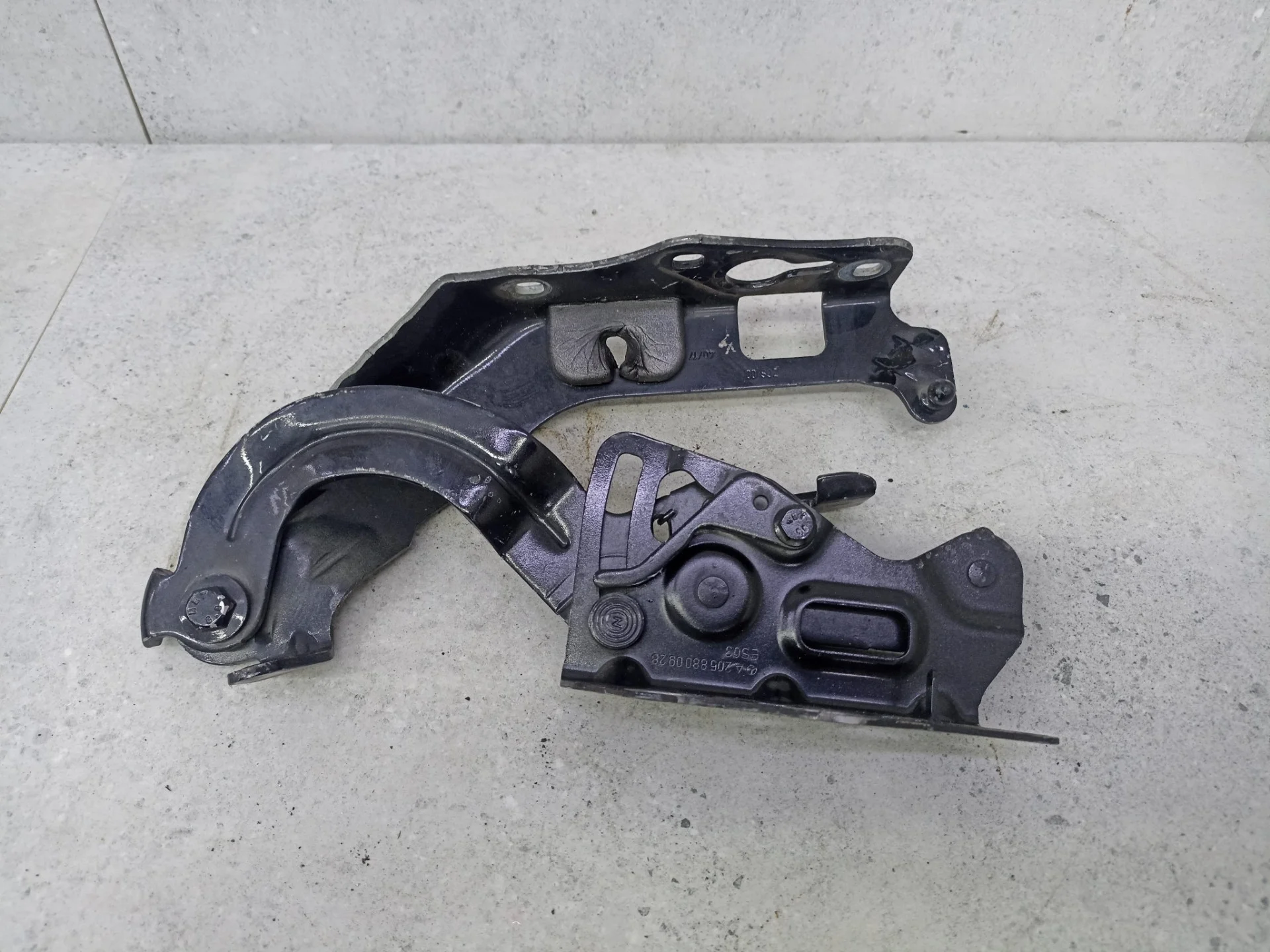 Петля капота правая Mercedes-Benz C W205 2018