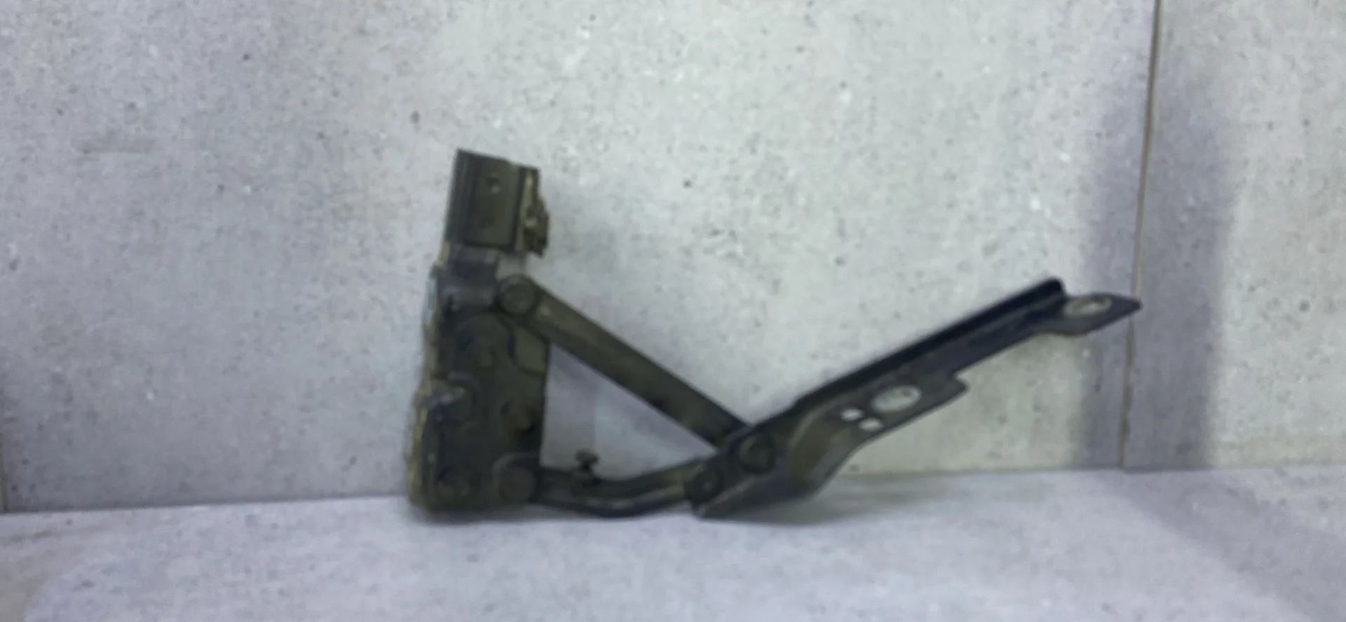 Петля капота правая Opel Astra J рест. 2012