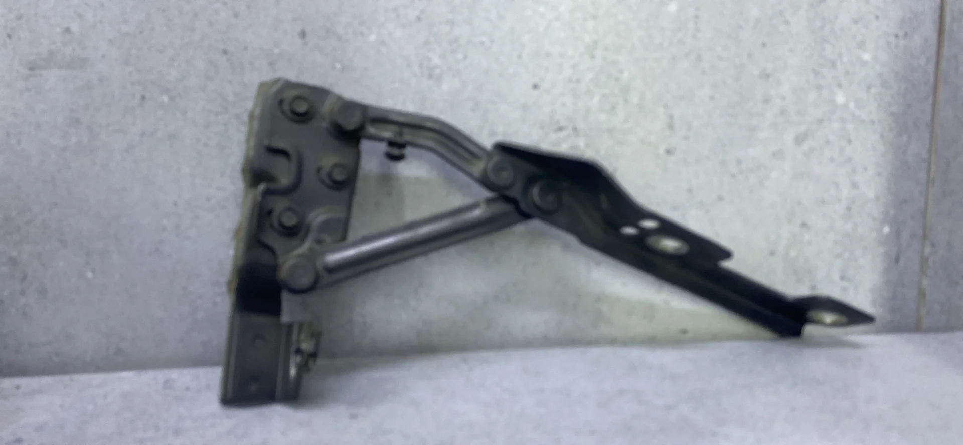 Петля капота левая Opel Astra J рест. 2012