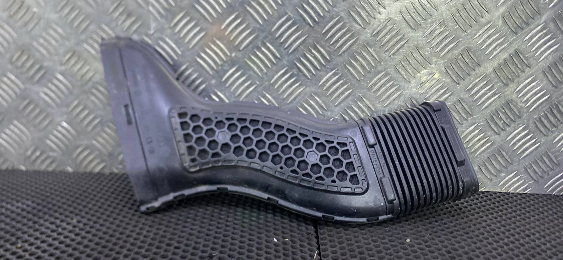 Патрубок воздушного фильтра правый Mercedes-Benz