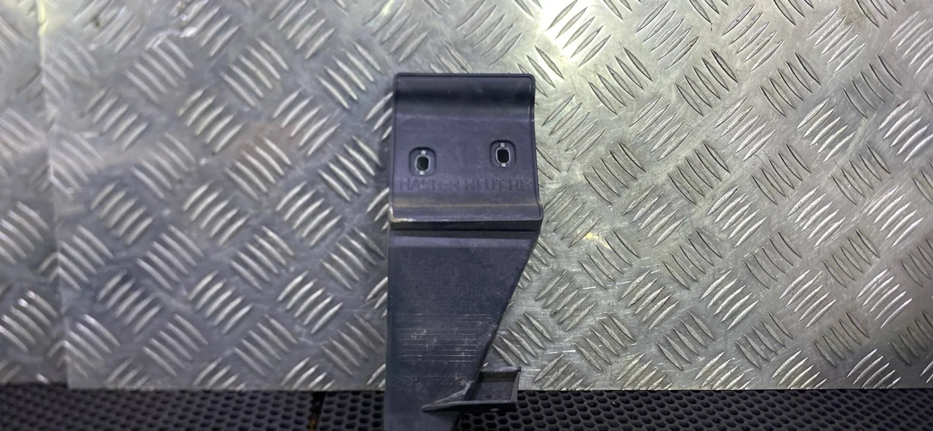 Кронштейн крепления бампера заднего правый