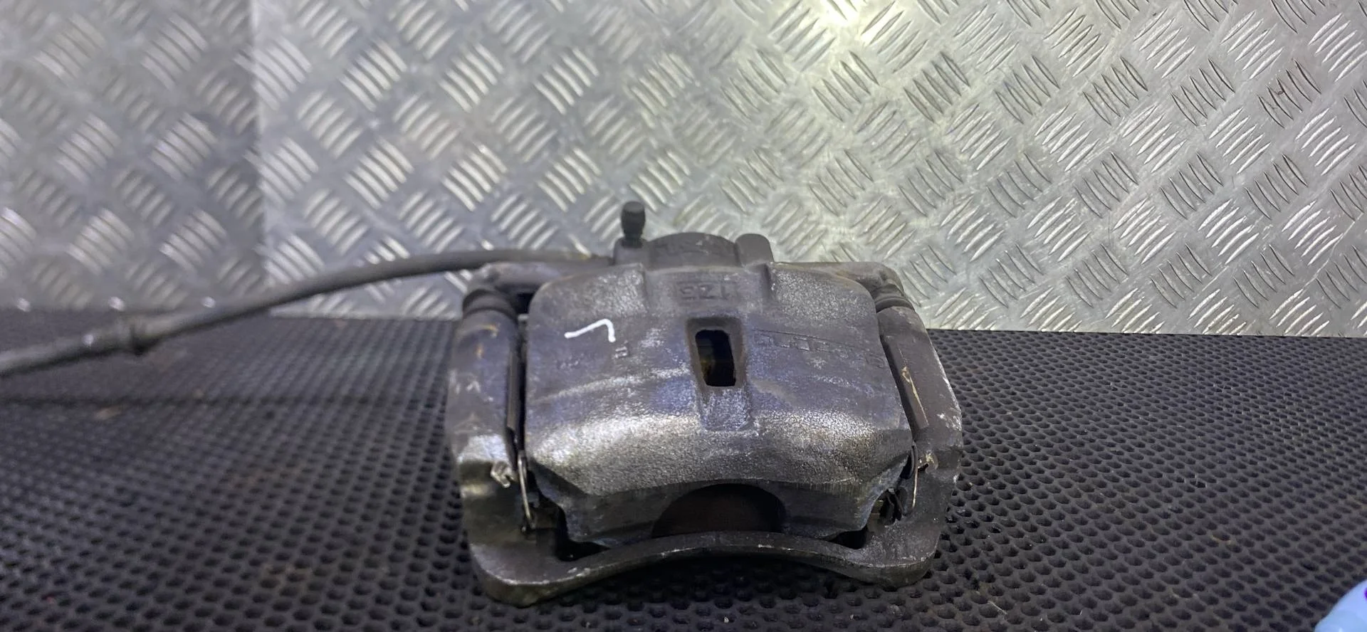 Суппорт тормозной передний левый Nissan Juke F15