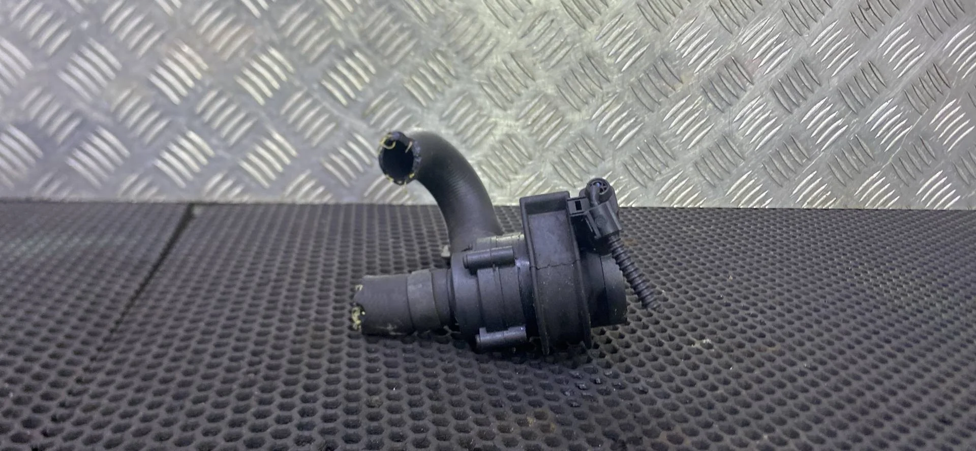 Водяная помпа Audi A3 8P 2-й рест. 2008 1J0973702