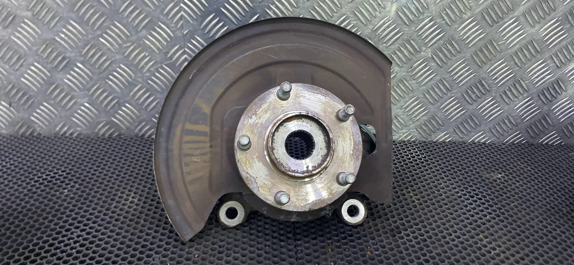 Кулак передний левый Nissan Juke F15 (2010 - 2014)