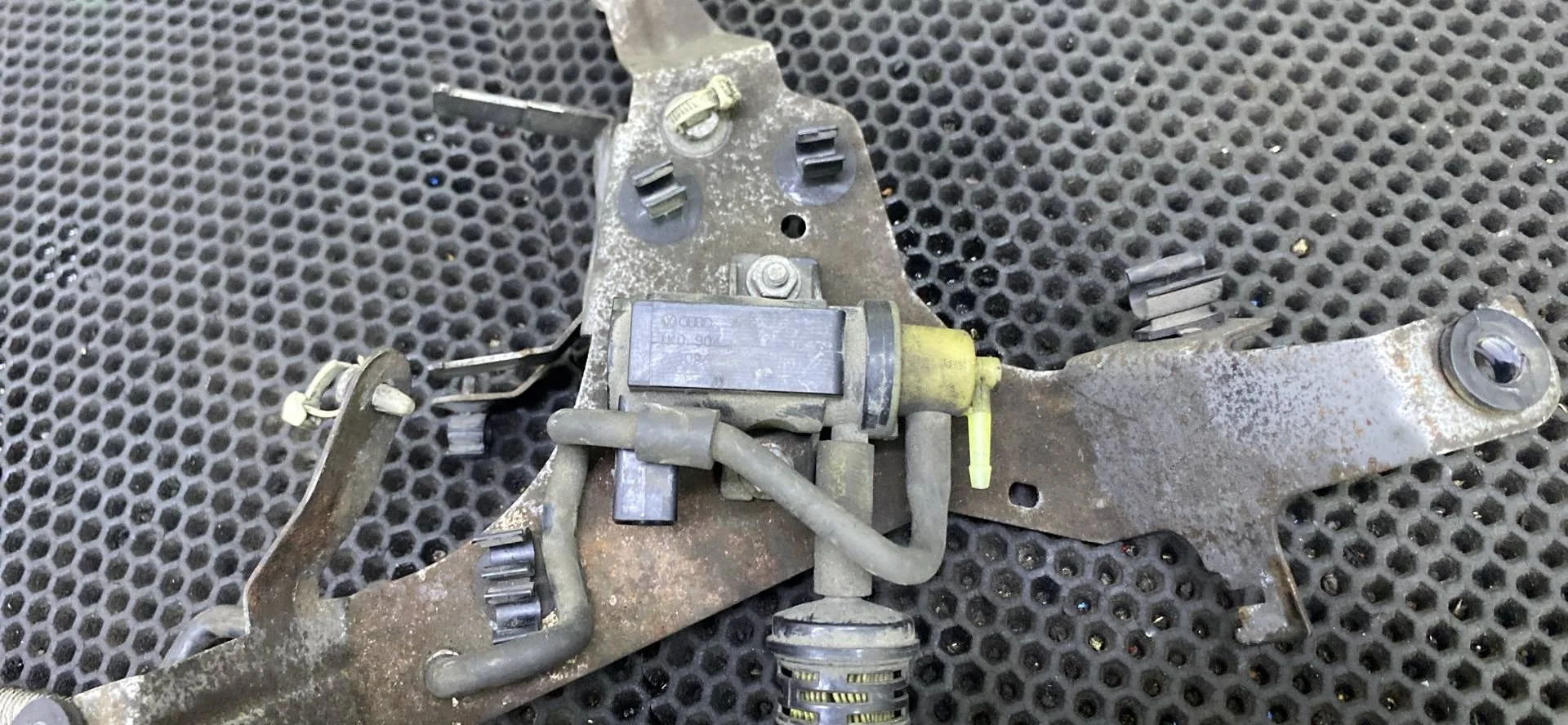 Электромагнитный клапан Volkswagen Passat B7