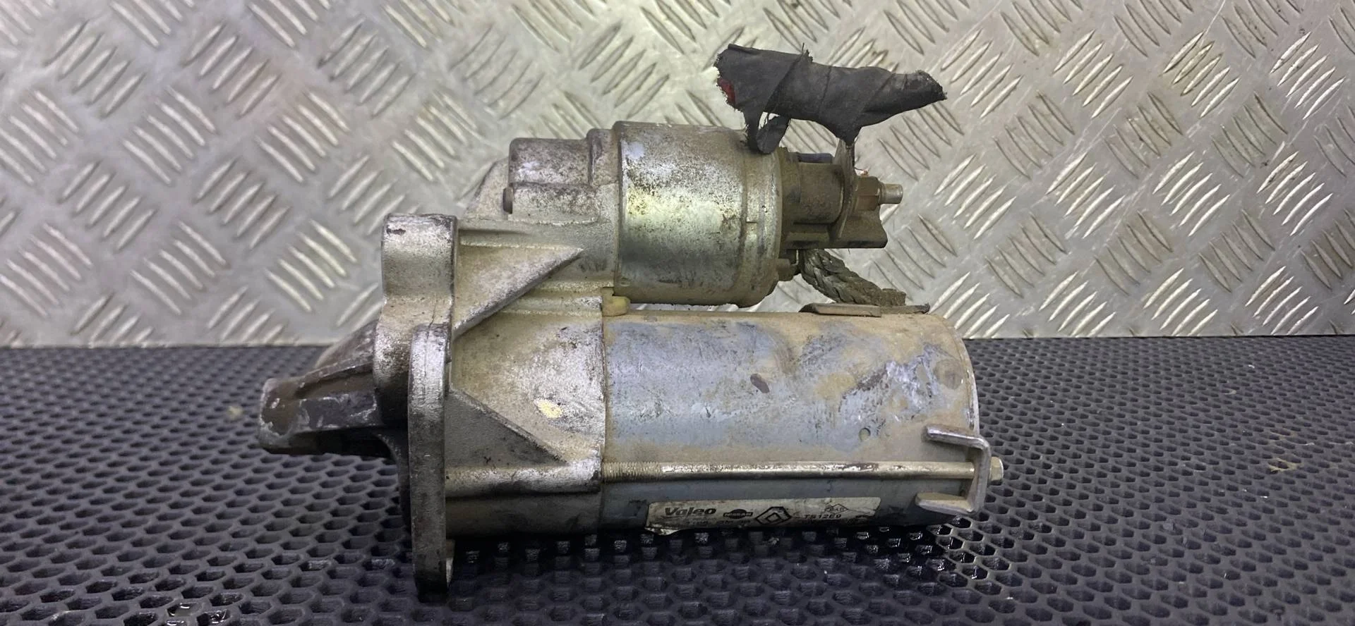 Стартер Nissan Juke F15 2012 233003329R