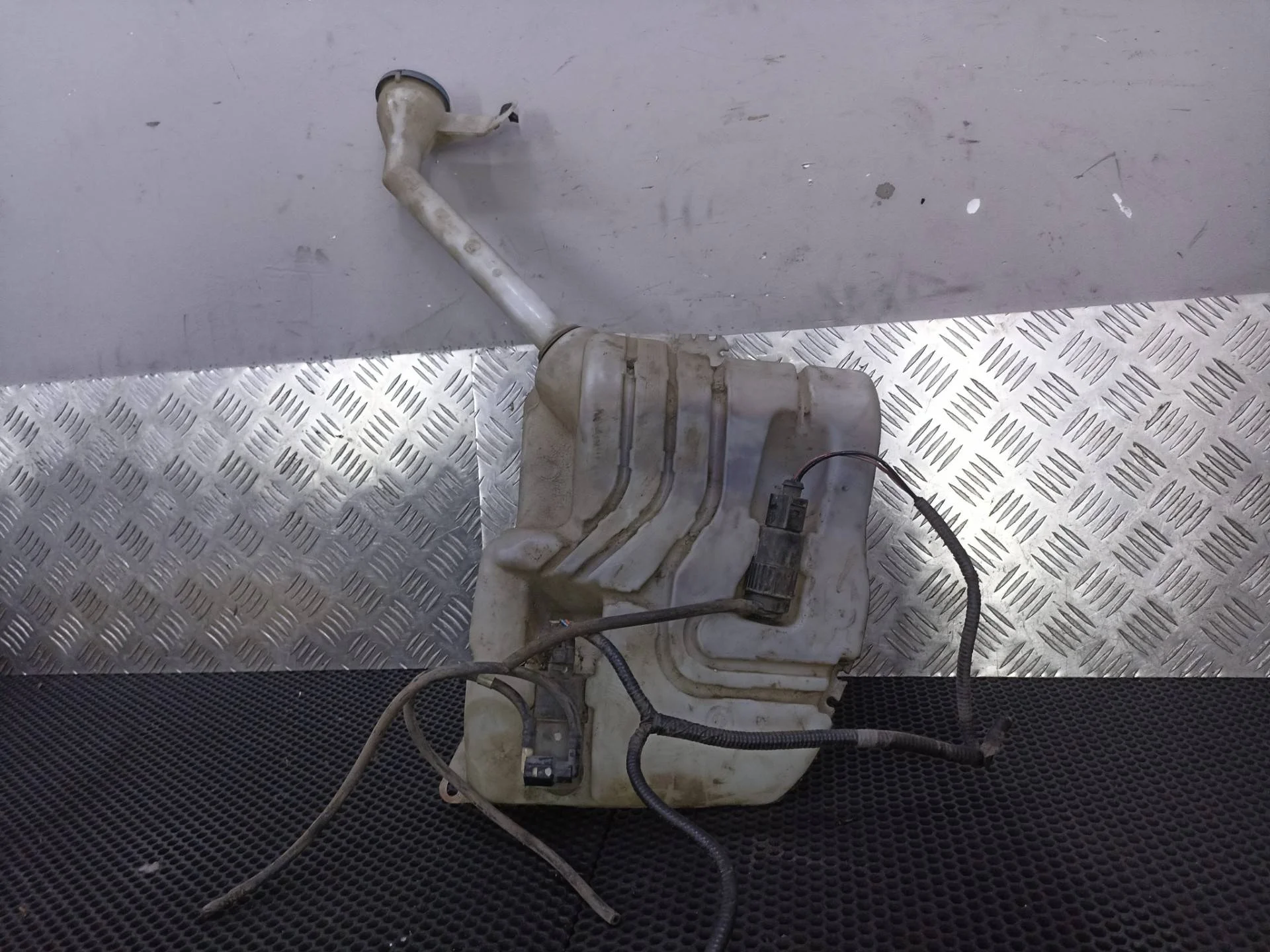 Бачок омывателя Nissan Qashqai+2 J10 2009