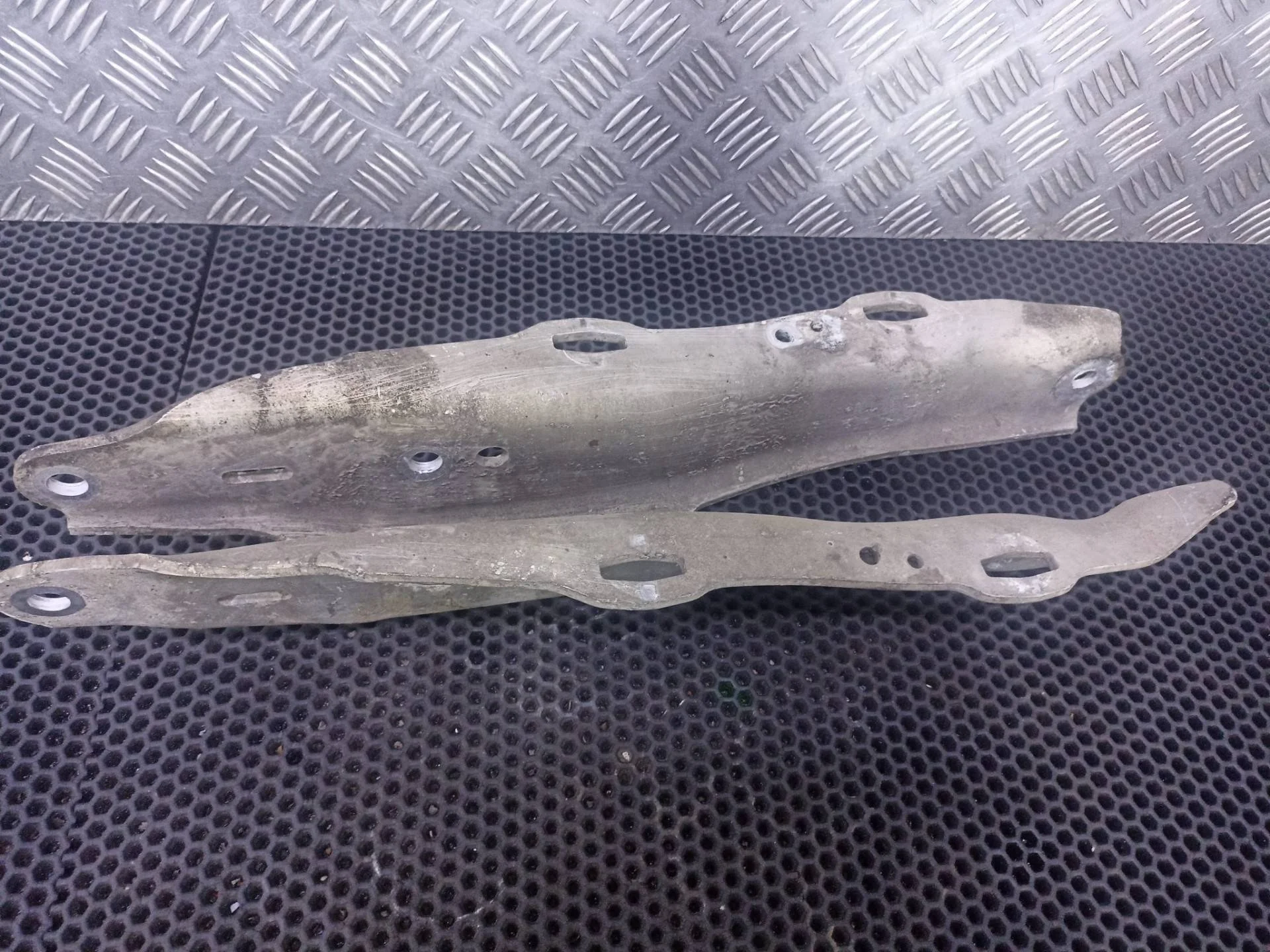 Рычаг задний левый нижний Mercedes-Benz S W222