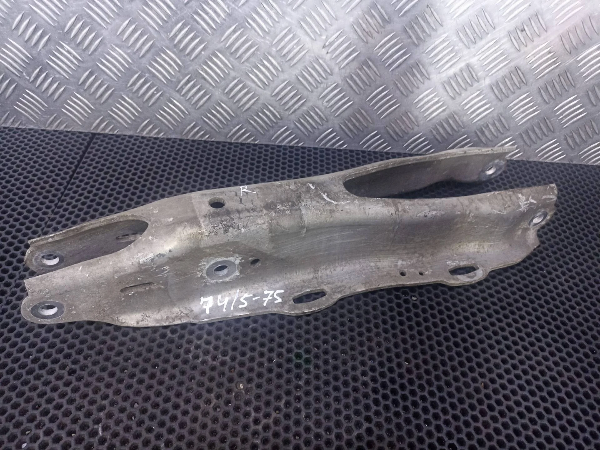 Рычаг задний правый нижний Mercedes-Benz S W222