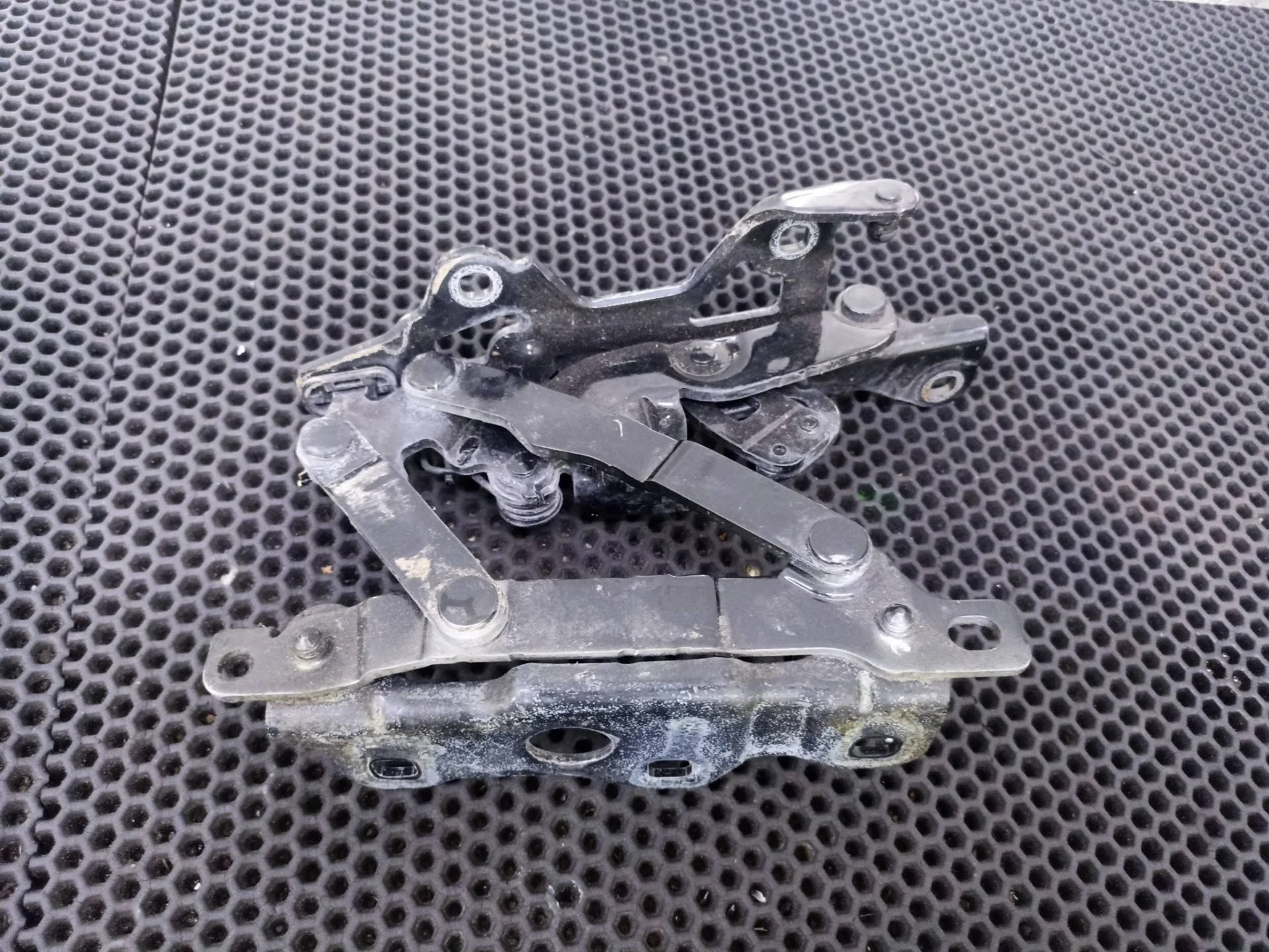 Петля капота левая Mercedes-Benz S W222 2016