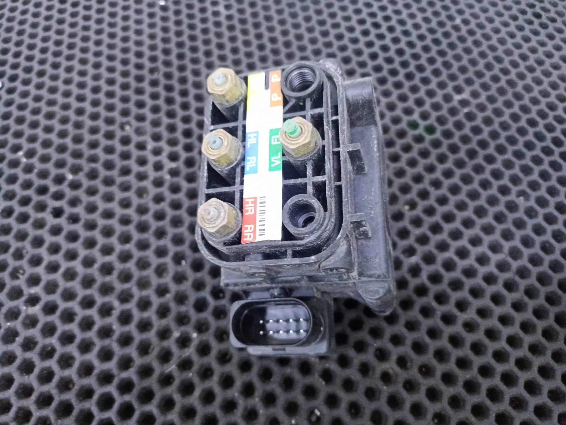 Блок клапанов пневмоподвески Mercedes-Benz S W222