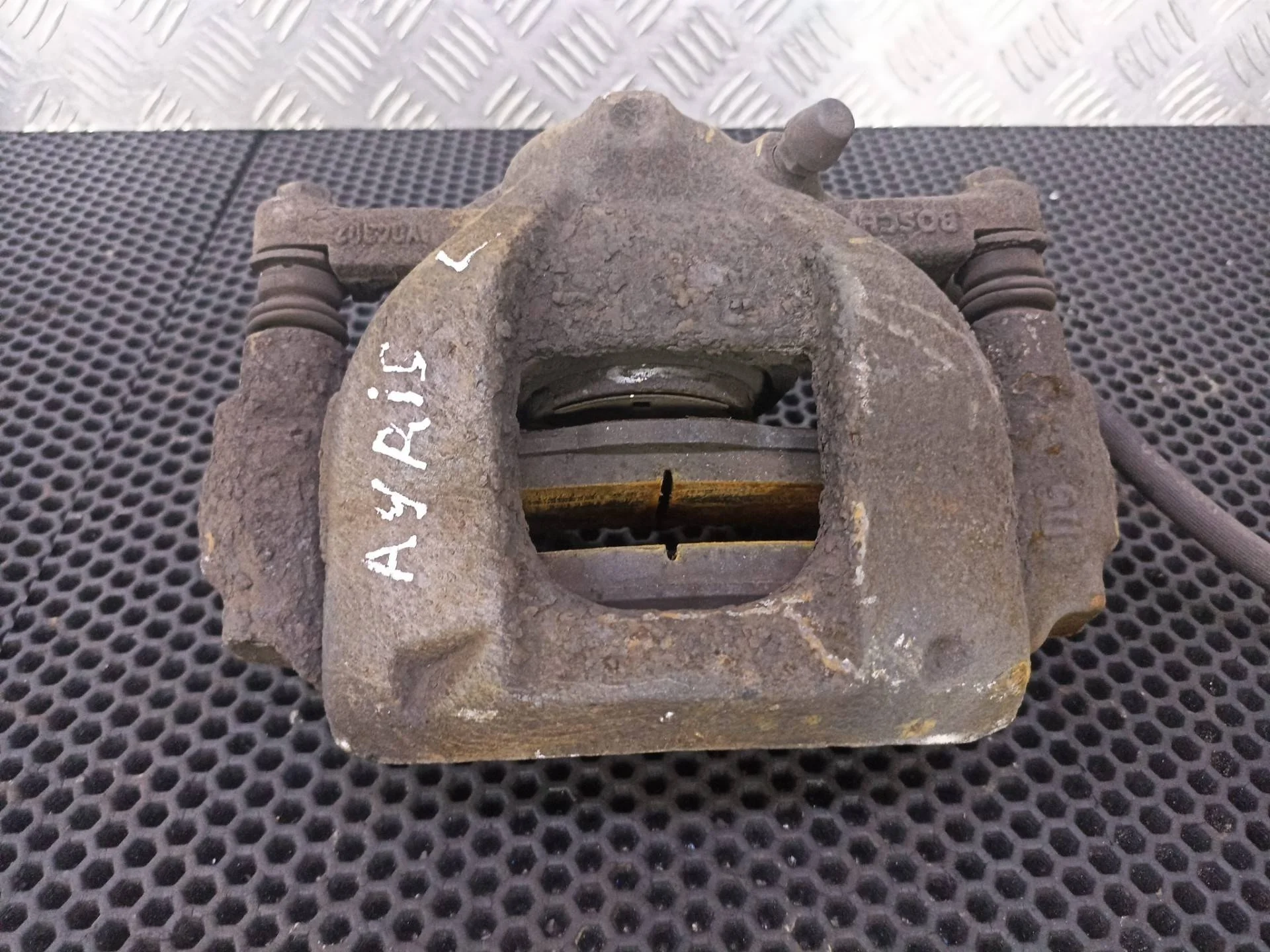 Суппорт тормозной передний левый Toyota Auris E150