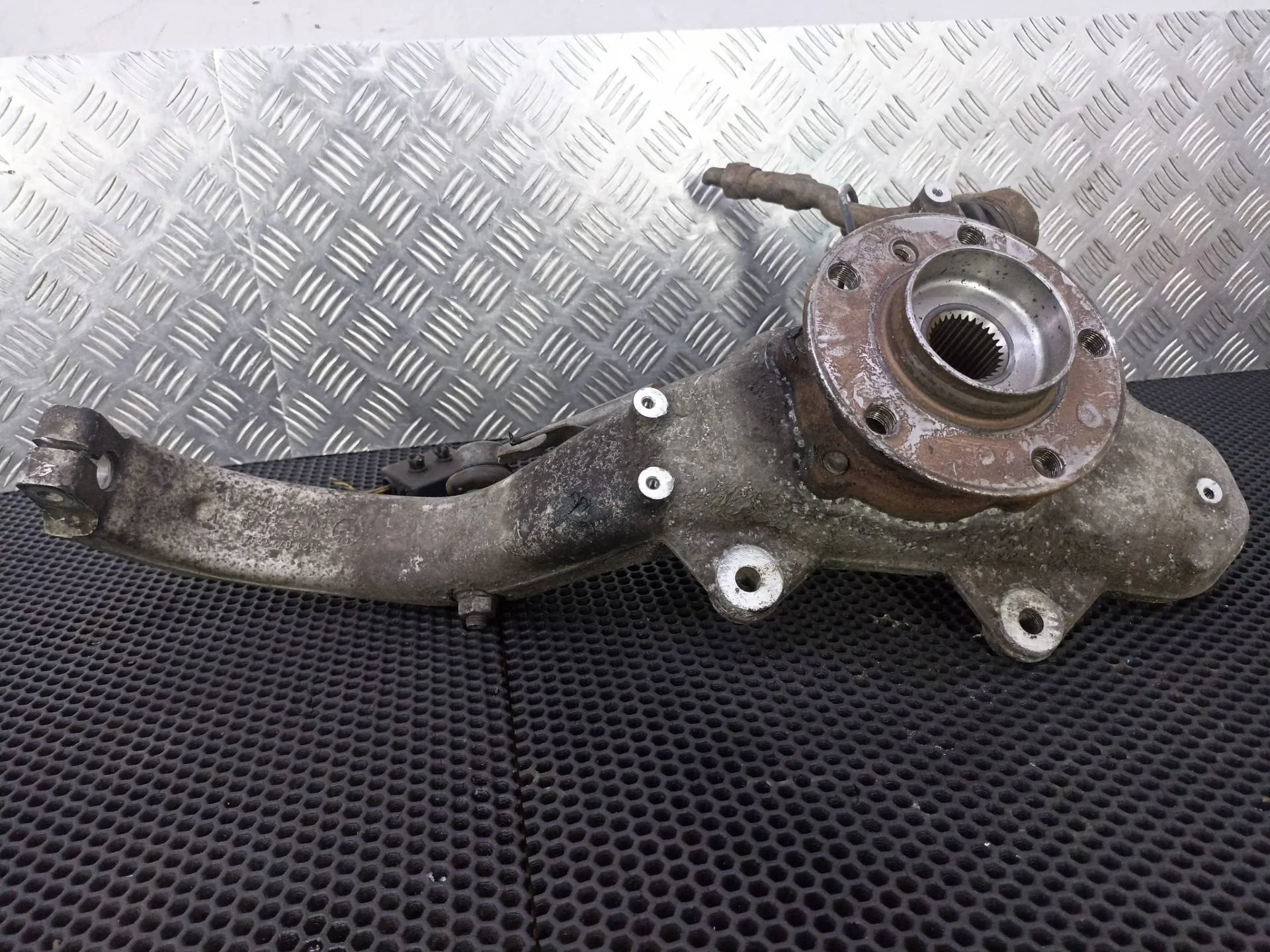 Кулак передний правый BMW X5 E70 рест. 2013