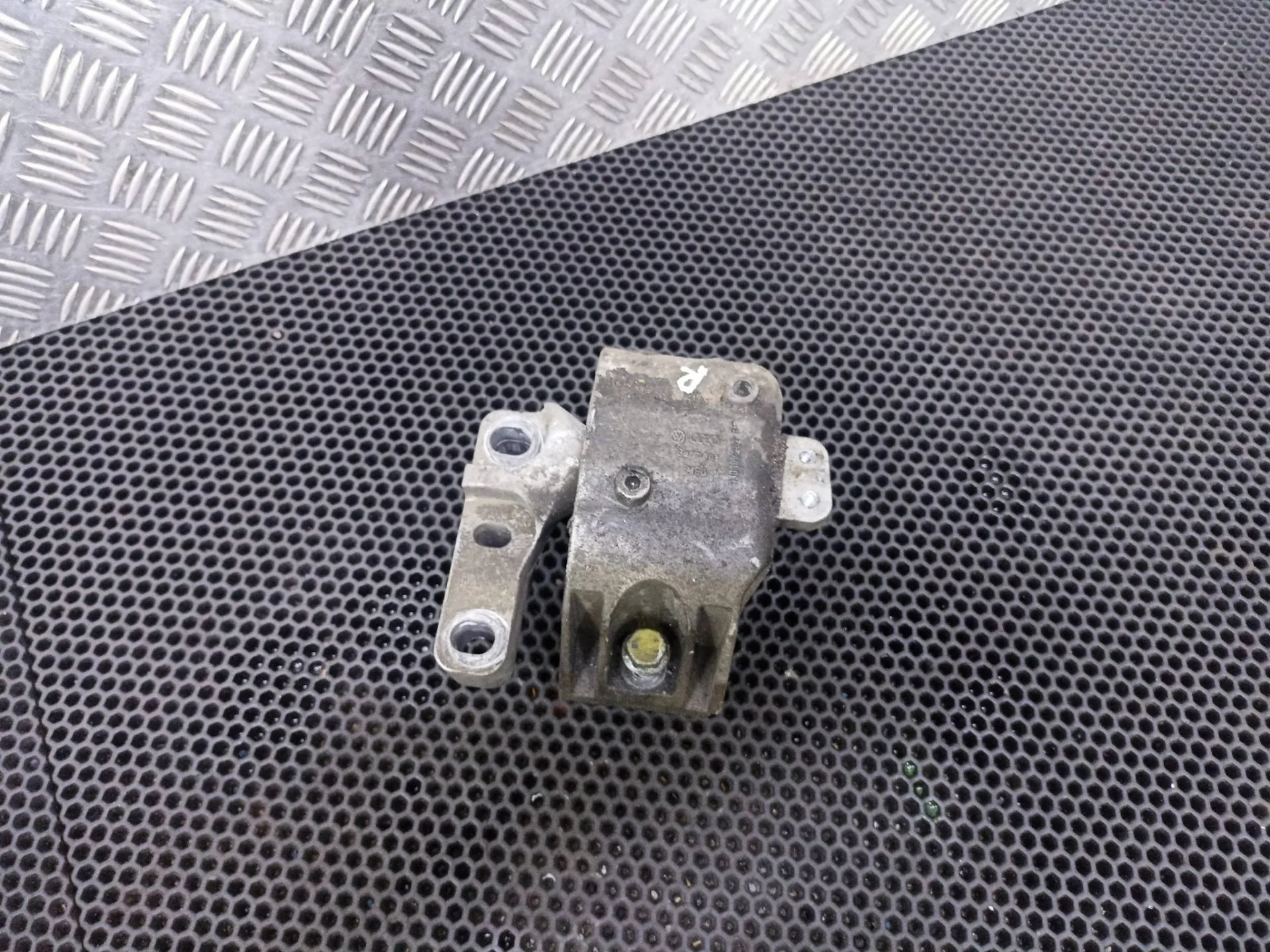 Подушка крепления двигателя правая Skoda Octavia