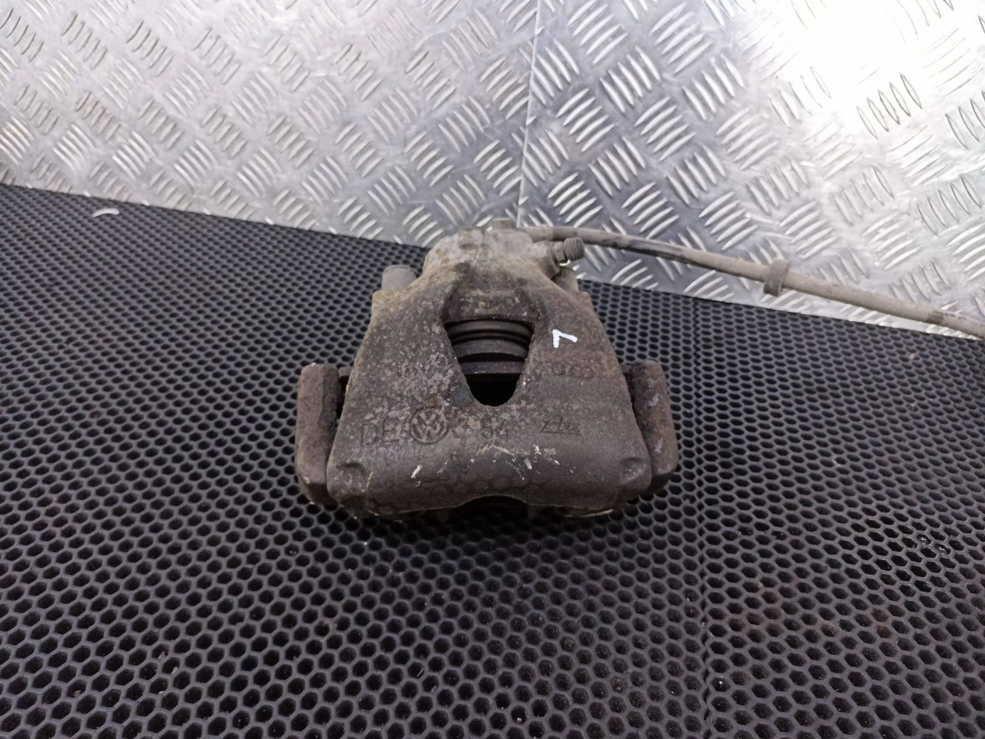 Суппорт тормозной передний левый Skoda Octavia