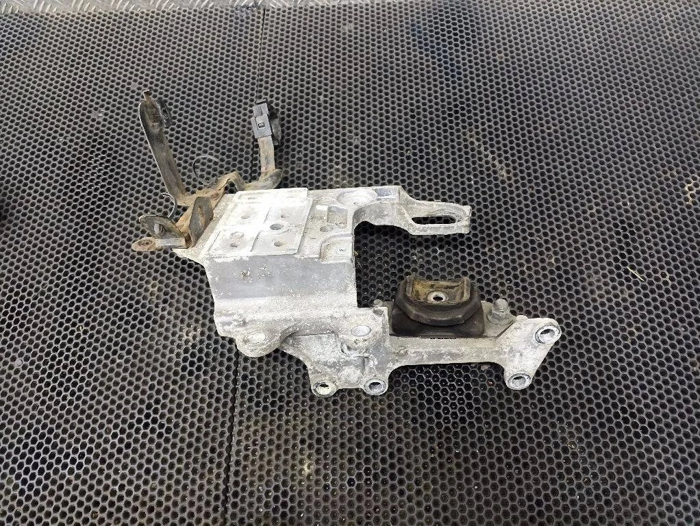 Кронштейн коробки (балка кпп) Nissan Qashqai J10