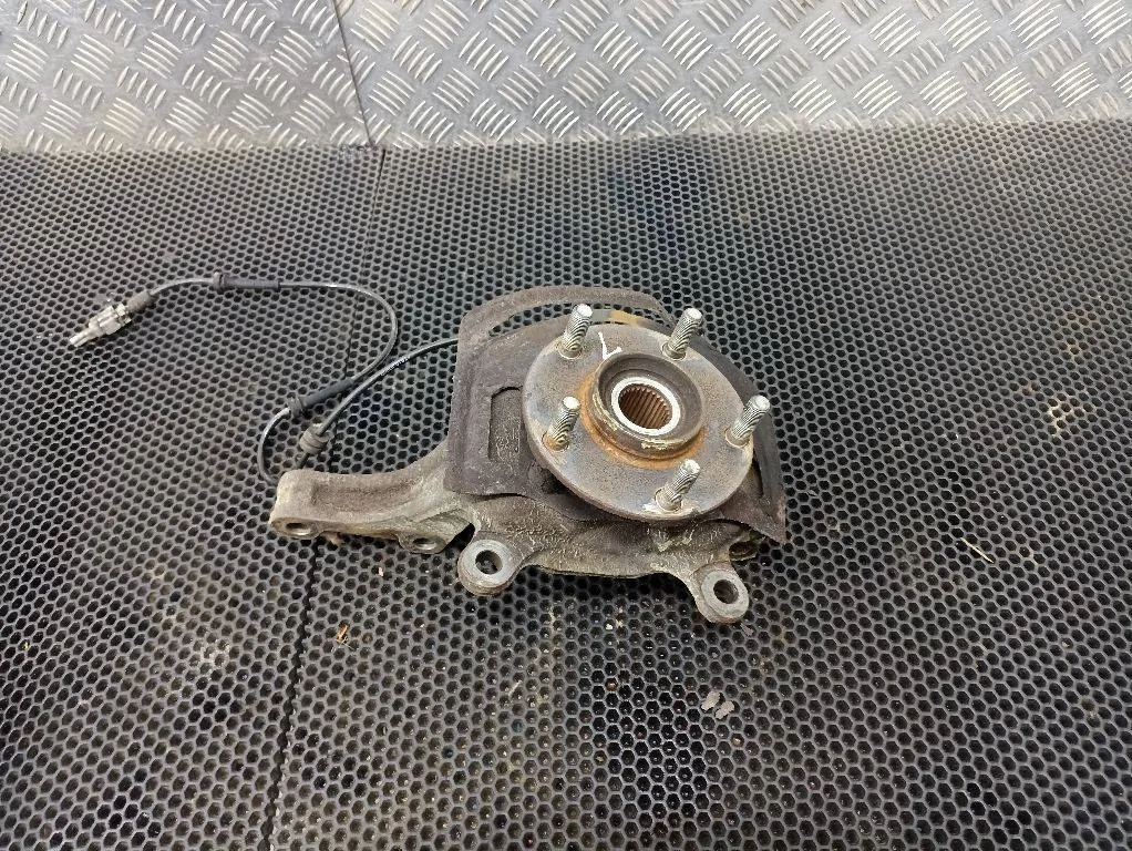 Кулак левый Nissan Qashqai J10 2009 40015JD040