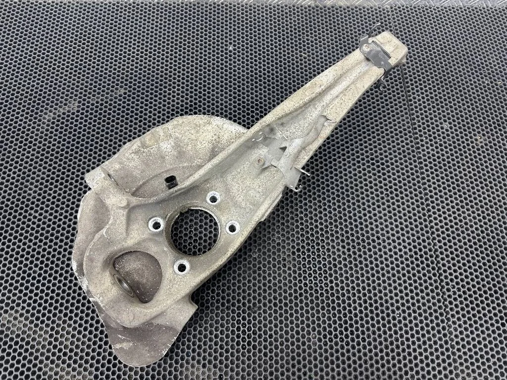 Кулак левый Volkswagen Touareg 2 2014 7P0407245A