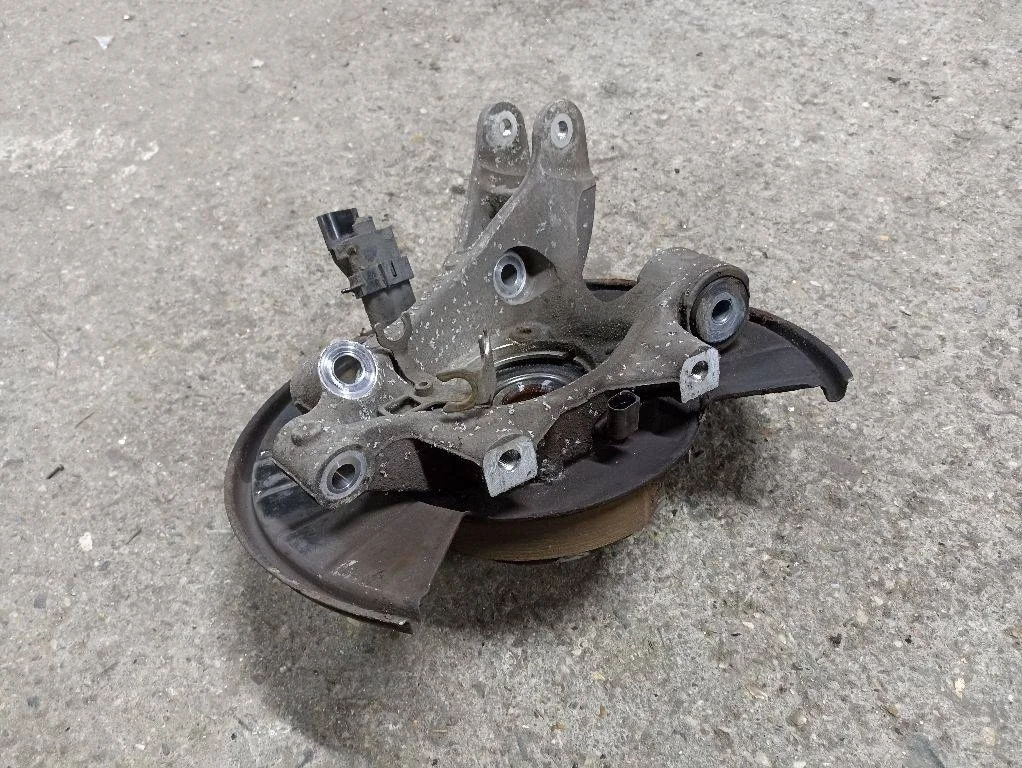 Кулак задний правый Porsche Cayenne 958 2014