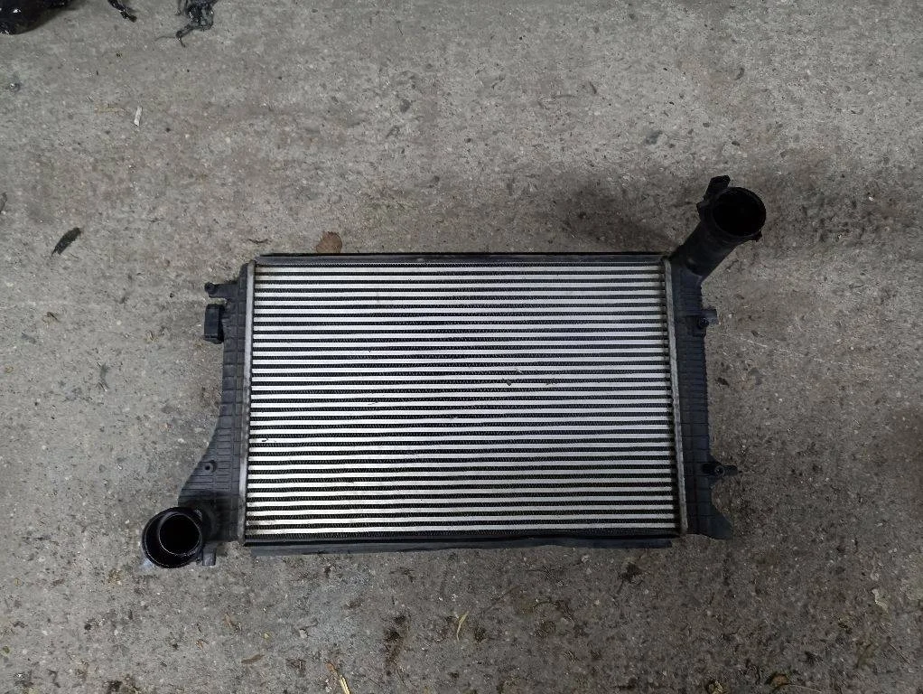 Интеркулер Volkswagen Golf 5 2008 1K0145803R