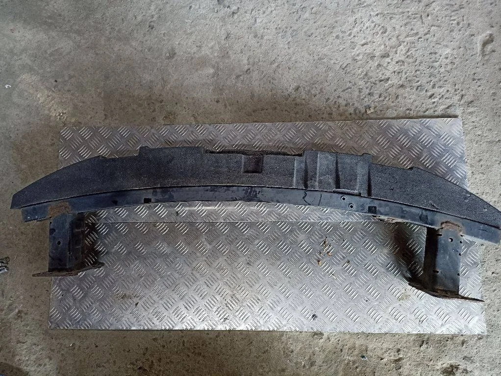 Усилитель переднего бампера Nissan Qashqai