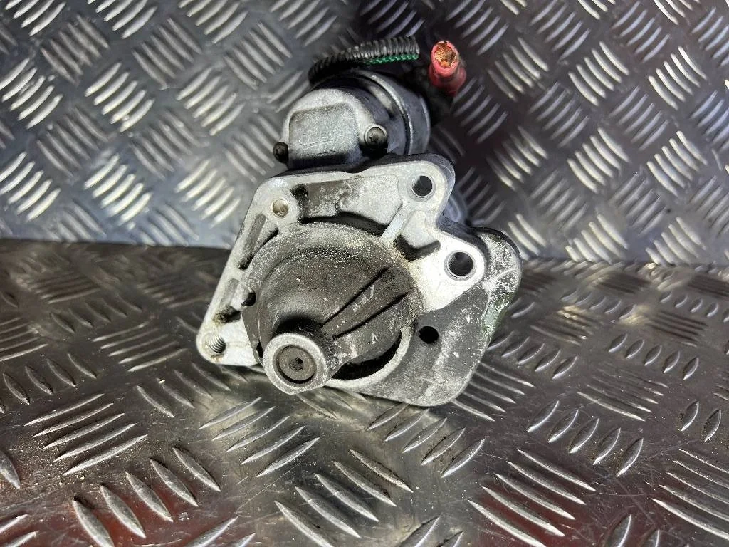 Стартер Nissan Juke F15 2012 233003329R