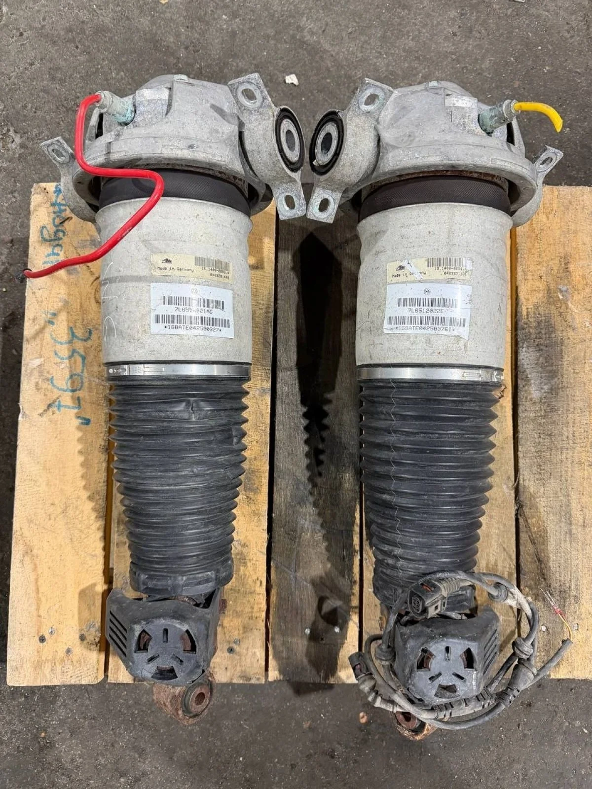 Амортизатор задний правый левый VW Touareg