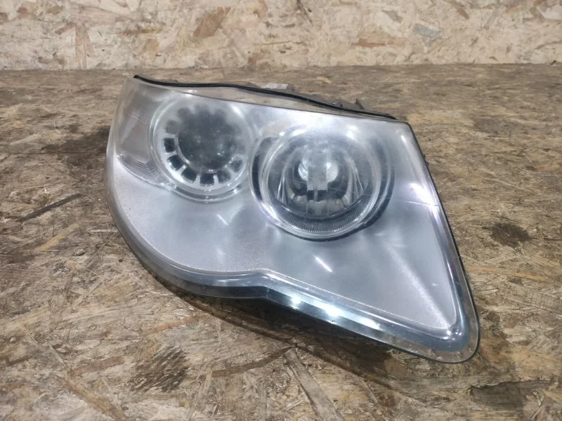 Фара галогеновая правая Volkswagen Touareg GP