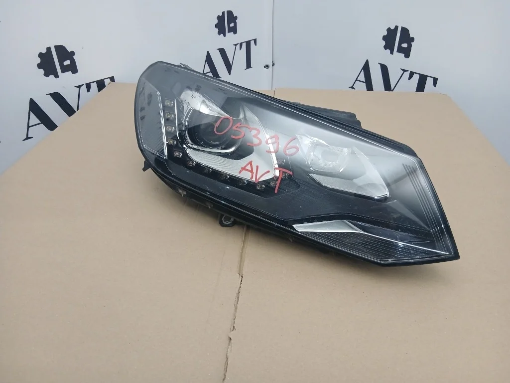 Фара ксеноновая передняя правая Volkswagen Touareg