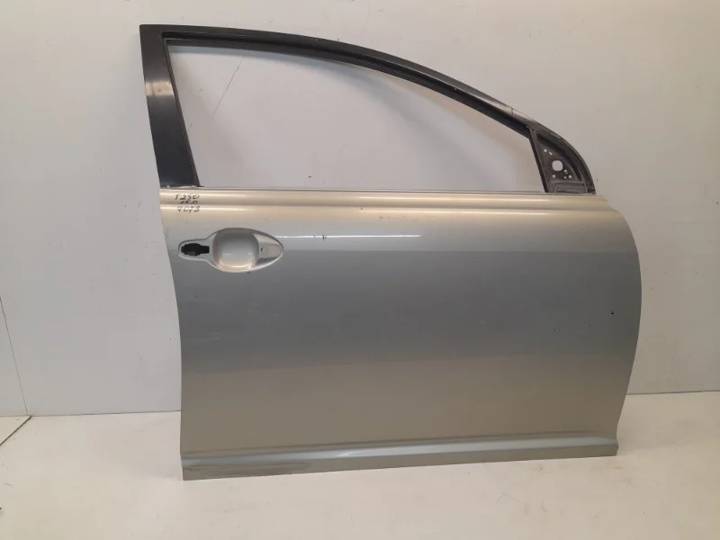 Дверь Toyota Avensis 2001-2006 T250